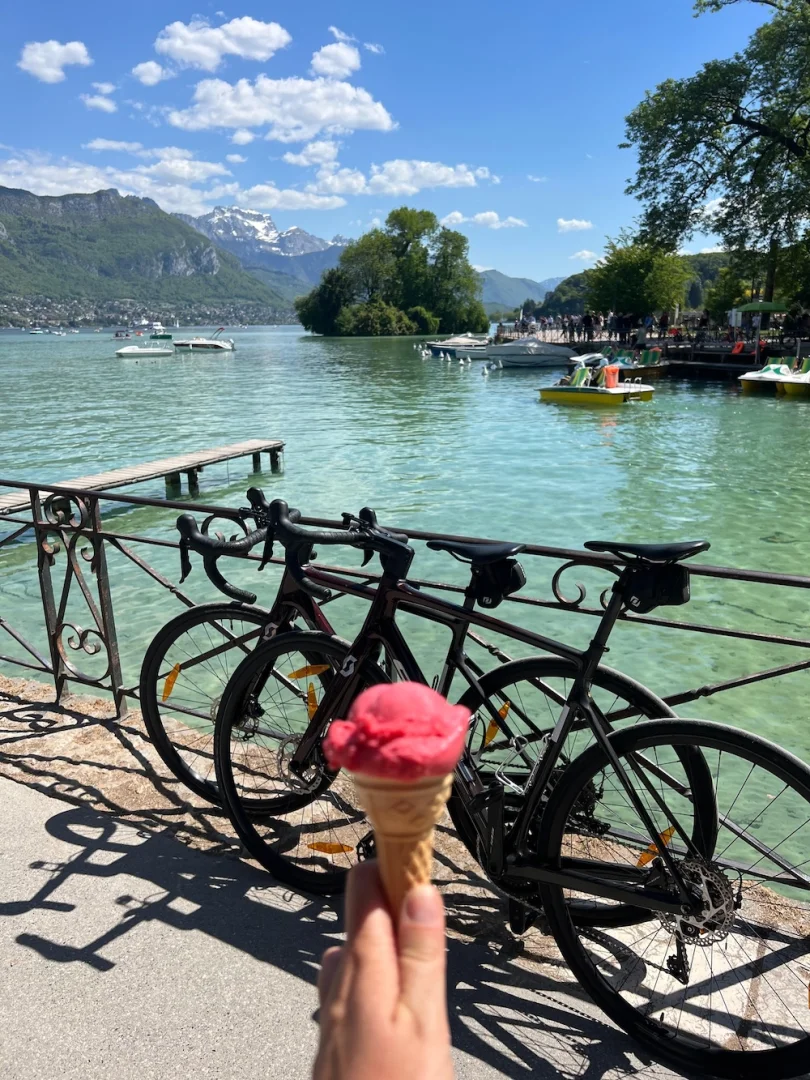 Bestaat de perfecte dag aan het meer van Annecy niet? Wij bewijzen het tegendeel!